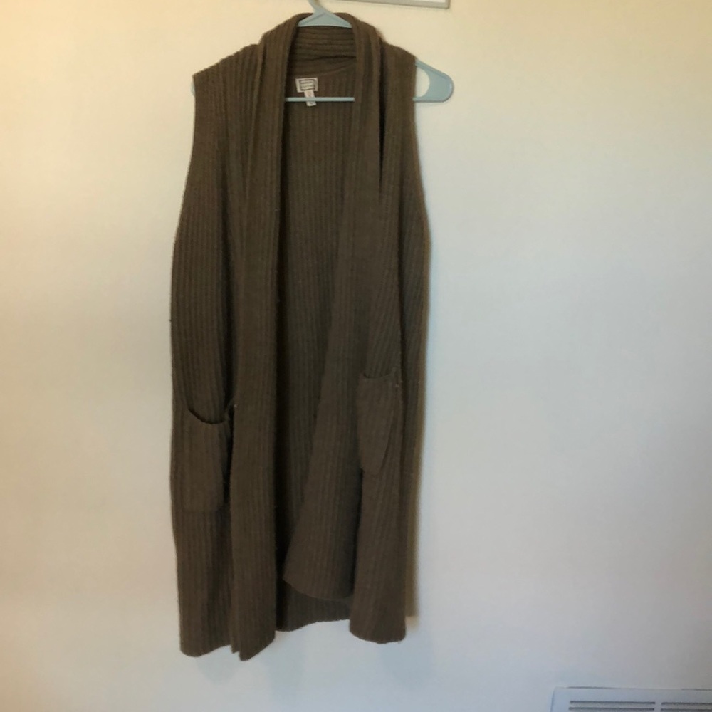 Sweater vest/cardigan, sleeveless, and pockets